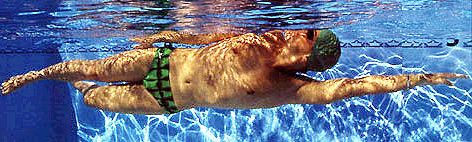 Stabiele zijligging met beenslag en ademhaling omhoog, schouder uit het water, hand aan het wateroppervlak 